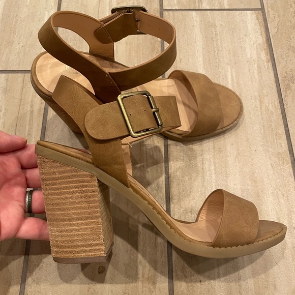 Like new tan heels - Picture 6 of 7